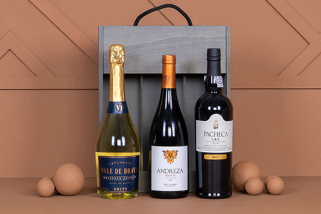 Cabazes de vinho com garrafas selecionadas
