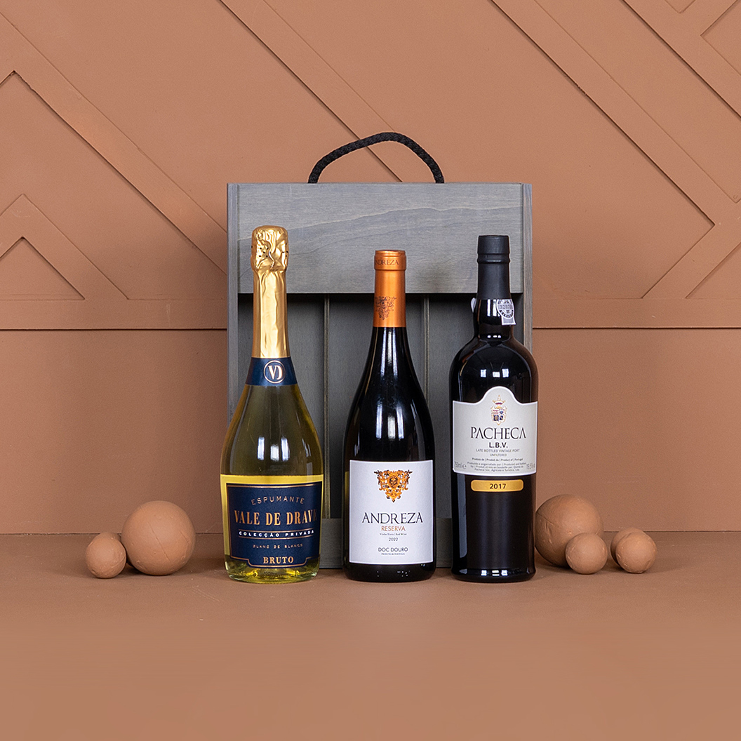 Cabazes de vinho com garrafas selecionadas