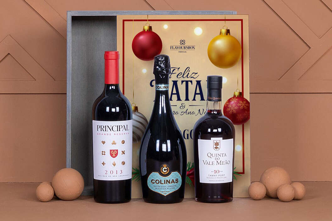 Cabazes de vinho com produtos regionais