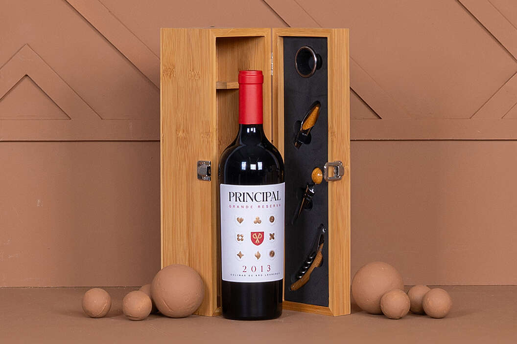 Vinho para oferta num cabaz tradicional
