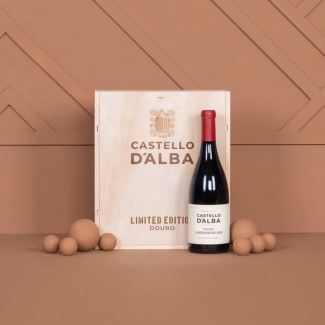 Cabaz de vinhos com garrafas portuguesas