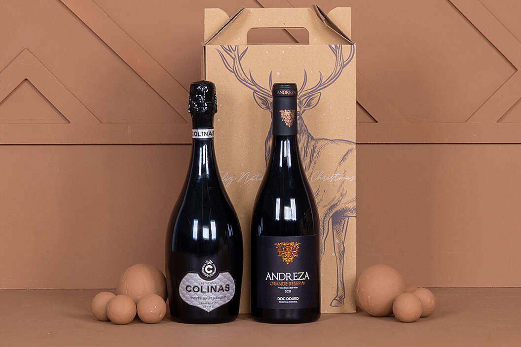 Cabaz de natal vinhos com garrafa de vinho tinto